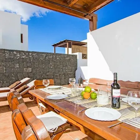 Βίλα In Playa Blanca Sleeps 6 Includes Swimming Pool Air Con And Wifi 6